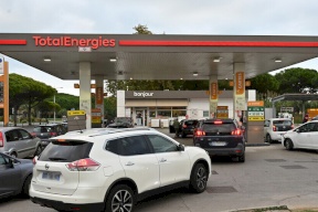 اعتقال 5 أشخاص في فرنسا تاجروا بالبنزين وسط أزمة الوقود