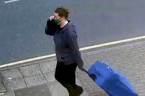 امرأة تسحب حقيبة تحتوي على جثة صديقتها التي قتلتها في شوارع لندن (فيديو)