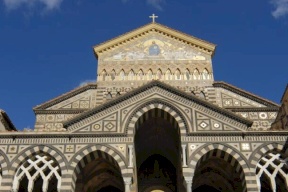 إيطاليا.. الشرطة تتهم امرأة بارتكاب "الفاحشة" أمام كنيسة