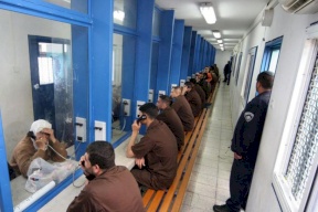47 مواطناً من ذوي الأسرى يزورون أبناءهم في سجن "رامون"