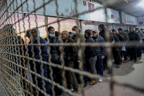 منسق حكومة الاحتلال يدعو العمال الفلسطينيين لتحويل رواتبهم للبنوك