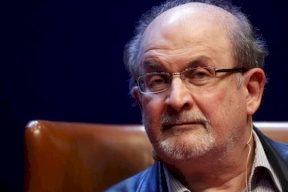 سلمان رشدي يفقد إحدى عينيه ويصاب بشلل يده