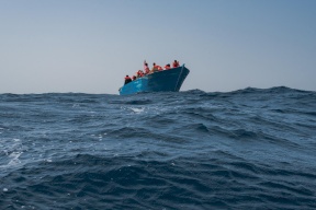 ارتفاع حصيلة غرقى قارب مهاجرين قبالة سواحل إيطاليا إلى 63