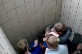 فيديو- عناصر شرطة أمريكية يضربون سجينا بوحشية