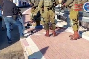 فيديو| الاحتلال يعتقل شابا بزعم محاولته تنفيذ عملية طعن في الخليل