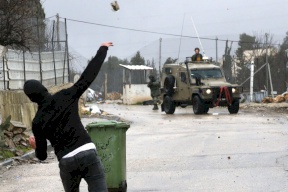 صحيفة: تل أبيب توعز لجنودها عدم إطلاق النار على راشقي الحجارة