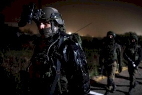 الاحتلال يعتقل 5 فلسطينيين ويزعم مصادرة أسلحة من الضفة