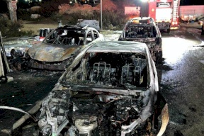 مستوطنون يحرقون مركبات ويخطون شعارات معادية للعرب غرب القدس