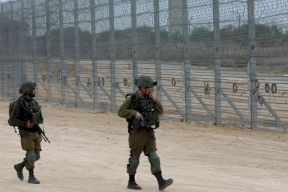الاحتلال يبدأ بتفكيك معبر المنطار لاستبداله بجدار اسمنتي شرق غزة