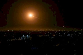 فيديو: مشاهد من تصدي دفاعات القسام للطيران "الإسرائيلي" في سماء غزة