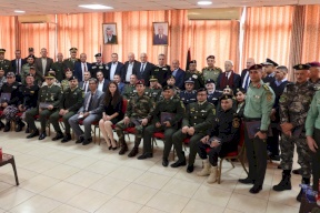 وزير الداخلية يمنح 34 منتسباً من أبناء المؤسسة الأمنية ميدالية المثابرة العسكرية