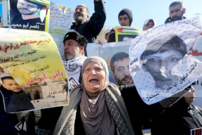 الاحتلال يقمع المسيرة المطالبة باسترداد جثامين الشهداء عند حاجز قلنديا