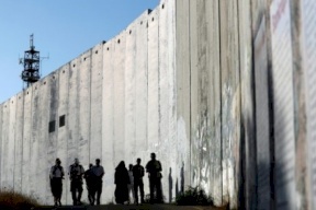 الاحتلال يضع مكعبات إسمنتية على طول جدار الفصل العنصري شمال طولكرم