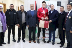 "التربية" تكرم الطالب الفائز في بطولة آسيا للكاراتيه