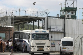 الاحتلال ينقل 40 أسيرًا إلى عزل سجن "نفحة" بعد زيارة بن غفير