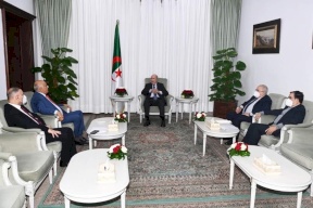الرئيس الجزائري: نقف دائماً لجانب فلسطين
