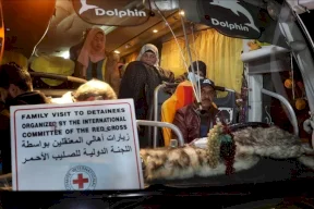 46 مواطناً من ذوي أسرى غزة يزورون 26 من أبنائهم في سجن "نفحة"
