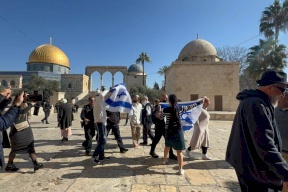 مستوطنون يقتحمون "الأقصى" ويرفعون علم دولة الاحتلال! (شاهد)