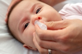 طبيبة تحذر من خطر قطرات الأنف على الأطفال