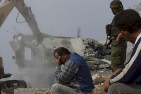 صحفي إسرائيلي: ترحيل عائلات منفذي العمليات قد تدفع للانتقام