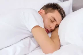توقف التنفس أثناء النوم مرتبط بضعف العظام والأسنان