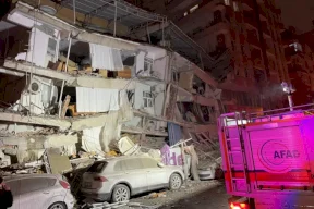 قتلى وجرحى وانهيار مبانٍ في سوريا وتركيا جراء زلزال بقوة 7.4 درجات