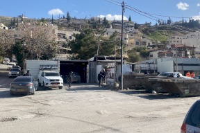 الاحتلال يُخلي 5 محال تجارية في بلدة جبل المكبر تمهيدا لهدمها