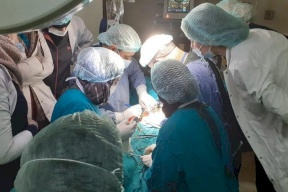 شاهد- فريق فلسطين الطبي يشارك الأطباء السوريين بعلاج جرحى الزلزال