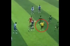 فيديو- لاعبات يعتدين على حكم المباراة ويطاردنه
