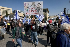 عشرات آلاف يتظاهرون ضد خطة نتنياهو