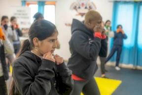 المكتب الأمريكي للشؤون الفلسطينية يختتم برنامج “تعزيز تمكين الفتيات والنساء: بناء الثقة والقيادة من خلال الملاكمة”