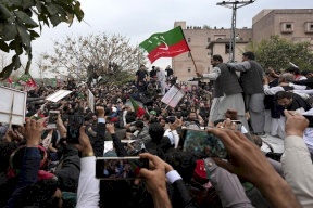 أمر باعتقال رئيس الوزراء الباكستاني السابق عمران خان.. ومؤيدوه يتظاهرون