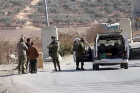 الاحتلال ينصب حاجزا عسكريا وسط بلدة الظاهرية جنوب الخليل