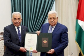 الرئيس عباس يقلّد المستشار عيسى أبو شرار نجمة الشرف من الدرجة العليا