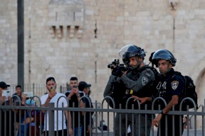 الاحتلال يعتقل طفلا قرب باب العمود ويعتدي على المواطنين
