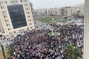 شاهد- آلاف المعلمين يعتصمون أمام مقر الحكومة برام الله (فيديو وصور)