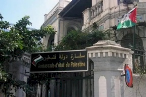 سفارة فلسطين لدى مصر توزع سلالاً غذائية للفلسطينيين في العريش