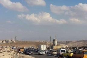 الاحتلال يغلق حاجز جبع العسكري ويتسبب بأزمة خانقة
