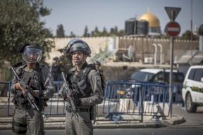 الاحتلال يستدعي أربعة مقدسيين للتحقيق ويمدد اعتقال آخرين