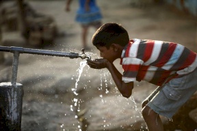 معدل استهلاك الفلسطينيين للمياه أقل من الموصى به عالمياً وفي تناقص! 