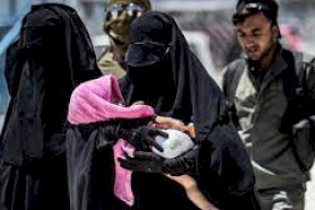 4 نساء و10 أطفال يصلون كندا من مخيمات يحتجز فيها جهاديون في سوريا