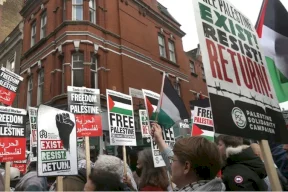 فيديو: تظاهرة مؤيدة للشعب الفلسطيني قرب السفارة الإسرائيلية في لندن