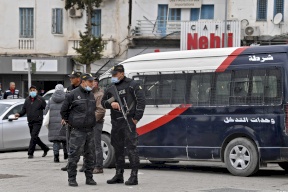 الأمن التونسي يستخدم الغاز المسيل للدموع لتفريق مهاجرين