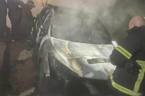 فيديو| مجهولون يحرقون مركبة لعضو مجلس بلدية نابلس بعد إطلاق النار عليها
