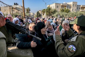 رغم تضييقات الاحتلال.. عشرات الآلاف يتوافدون الى القدس