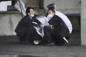 رئيس الورزاء الياباني يستأنف الحملة الانتخابية بعد انفجار