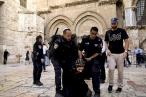 فيديو|| قوات الاحتلال تعتدي على المسيحيين في القدس