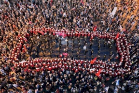عشرات الآلاف يتظاهرون ضد حكومة نتنياهو للأسبوع الـ 15 على التوالي
