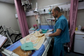 مواطن غزّي يرفض استلام جثمان طفله من إحدى المشافي لسبب غريب!