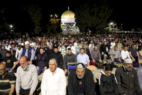 70 ألف مصلٍّ يؤدون العشاء والتراويح في المسجد الأقصى